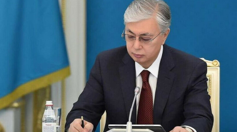 Тоқаев беттен сүйіп амандасатындарға шүйлікті