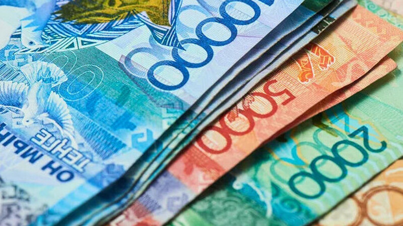 Оралда экс-полицей шетелдіктерден 270 мың теңге алған