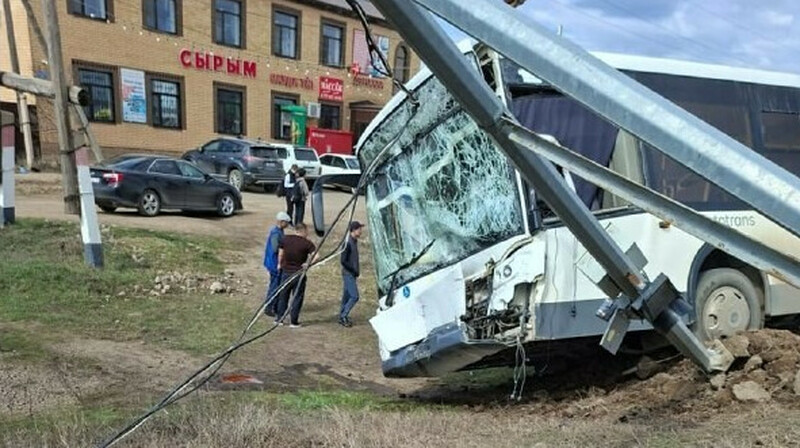 Автобус пен жүк көлігі соқтығысып, 11 адам қаза тапты